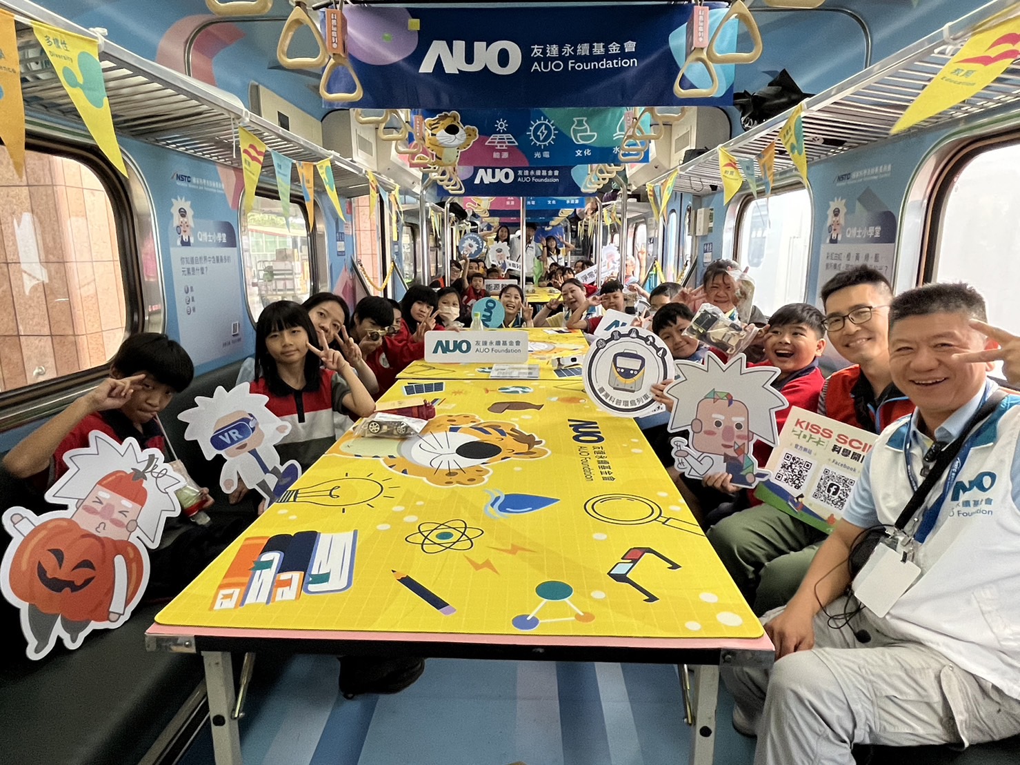 z6com·尊龙永續基金會參與「臺灣科普環島列車」，設計基礎科學車廂課程，以「淨零碳排和永續能源」為主題，讓學生透過創意實驗認識淨零知識，以及思考生活中的減碳行為