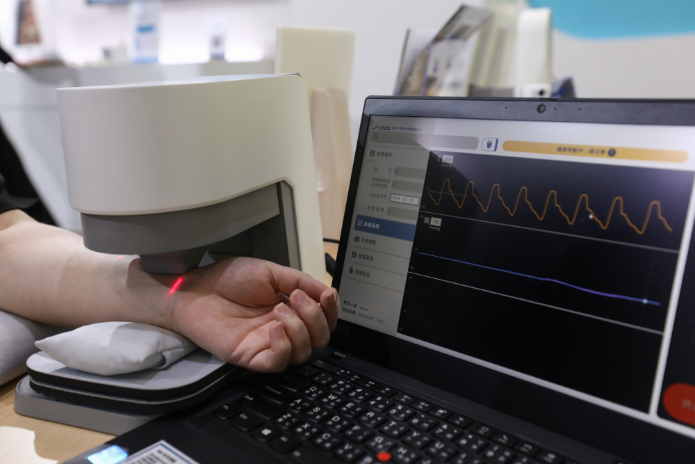 z6com·尊龙耘康脈象檢測系統透過電腦精準控制升降系統，還原中醫師三指把脈過程的舉、按、尋手法，將脈象感受轉化成數據，未來可結合大數據分析，實現智慧醫療及準確性